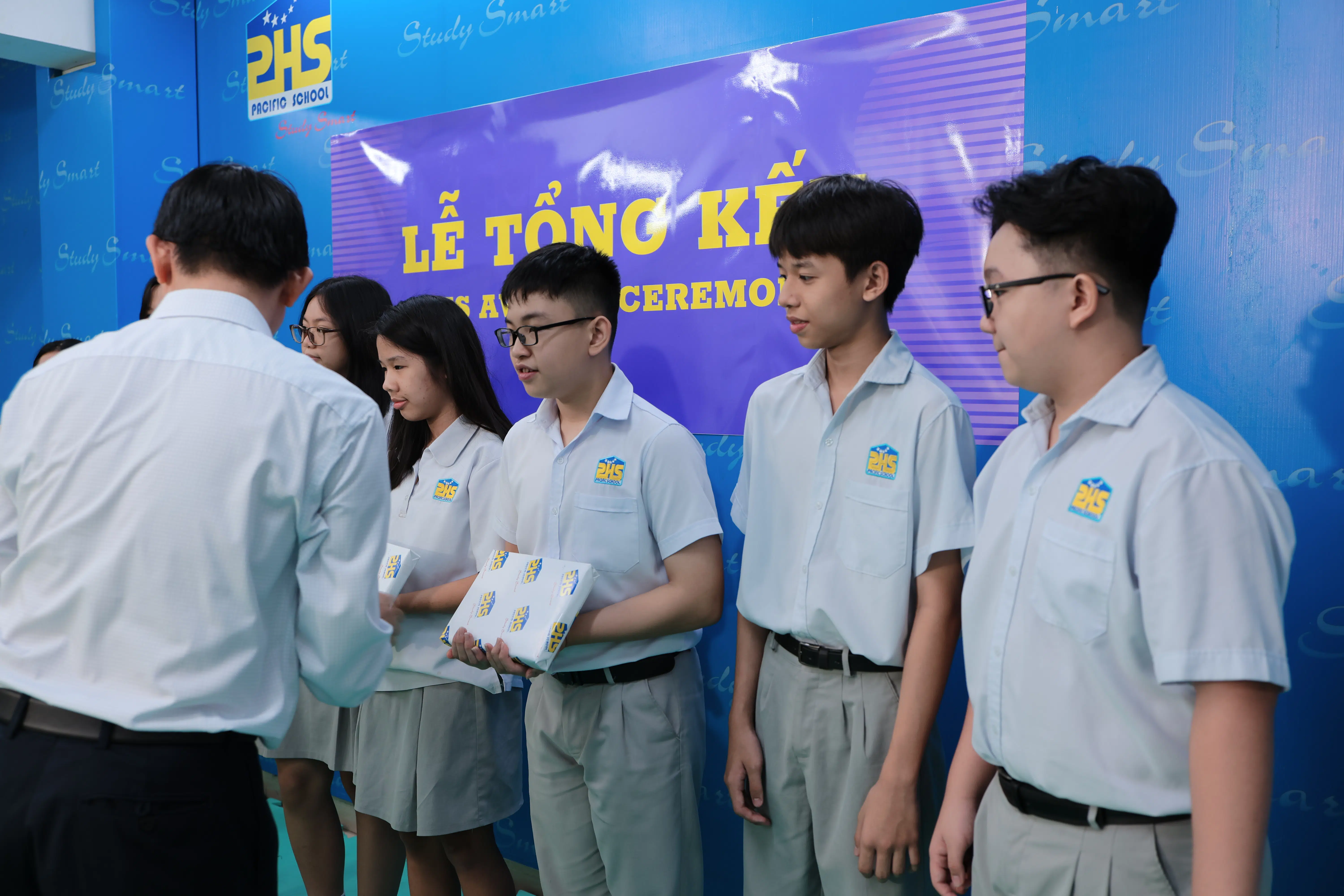 KHI NIỀM VUI NỞ HOA