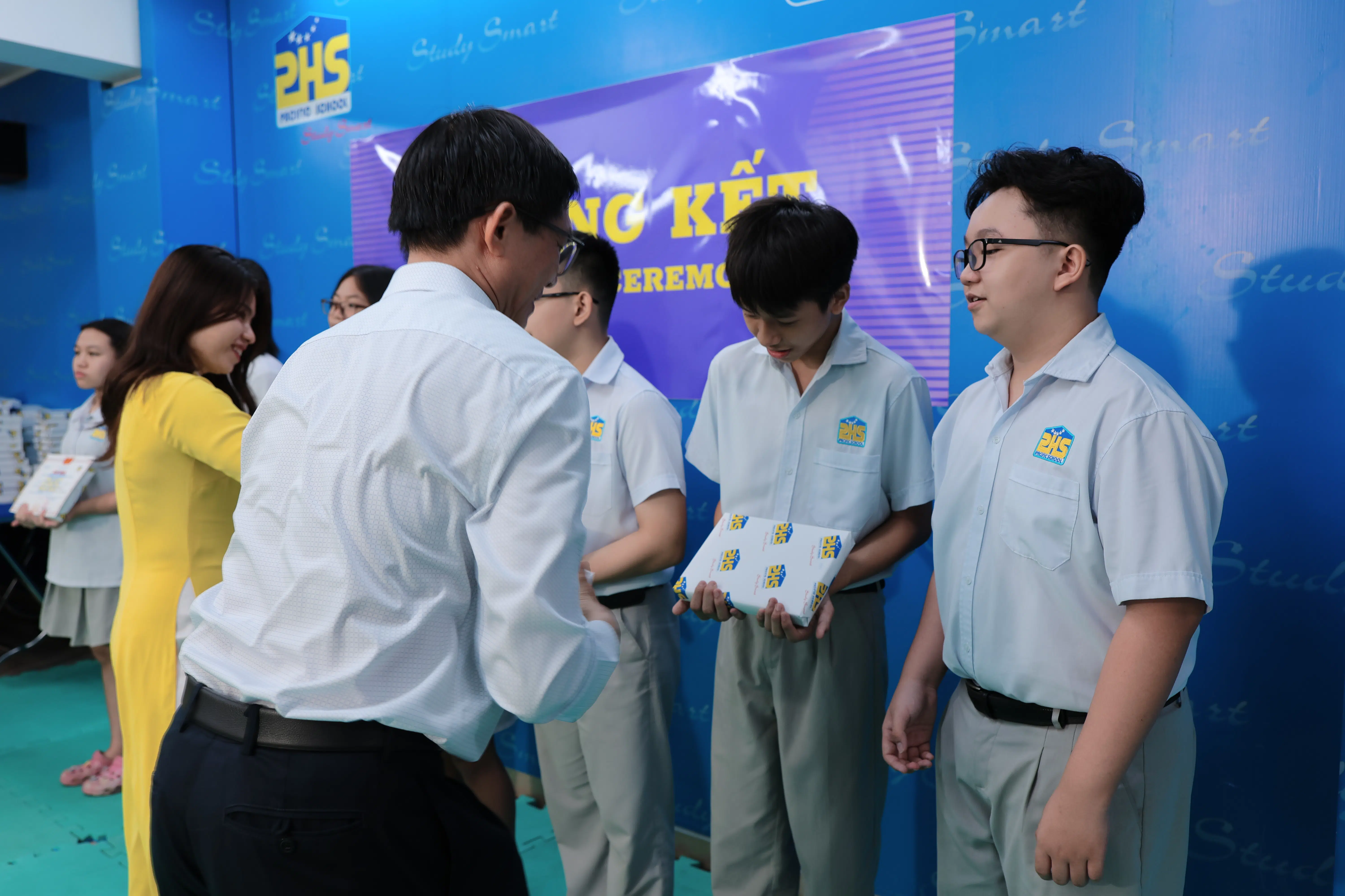 KHI NIỀM VUI NỞ HOA