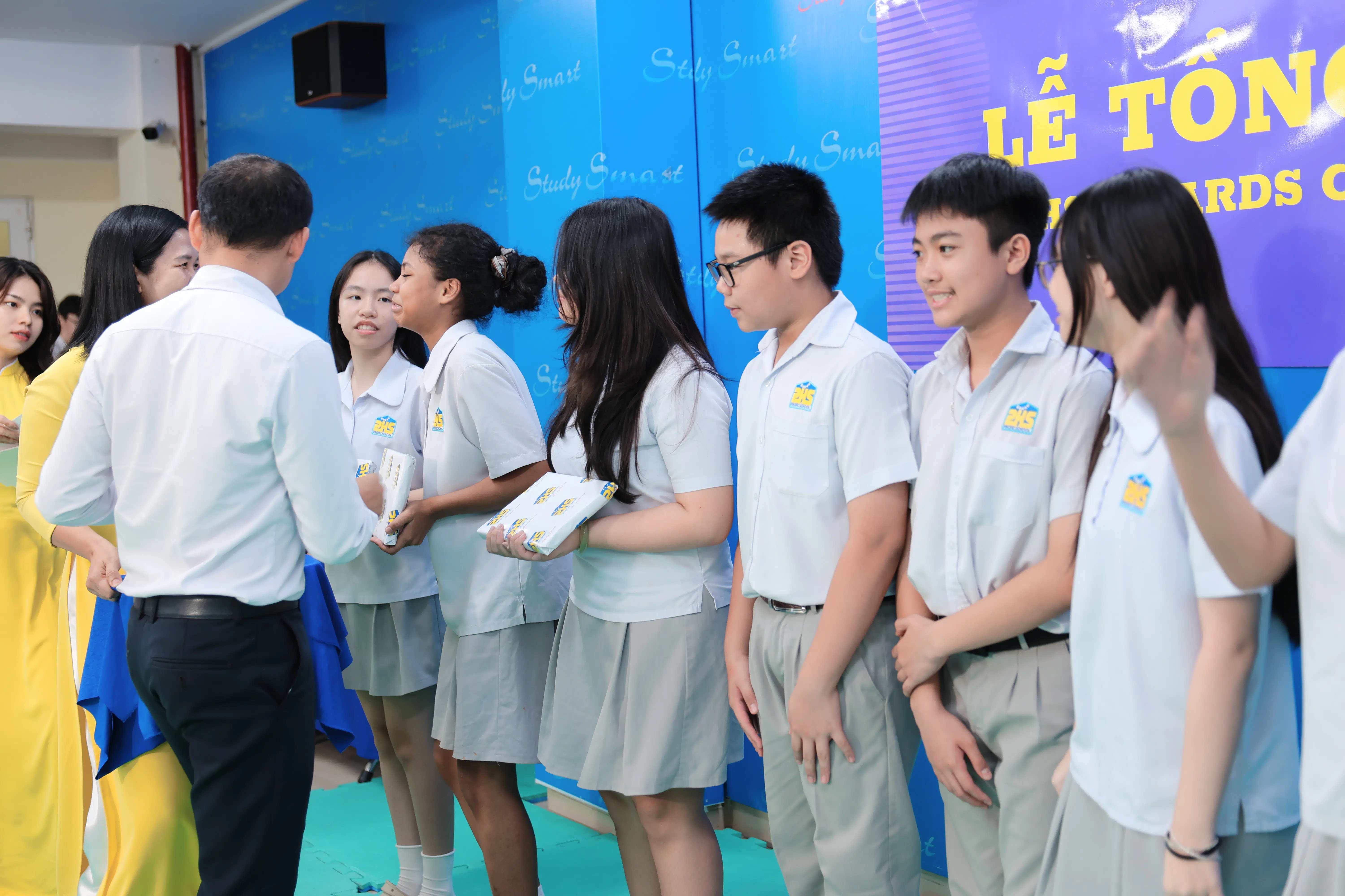 KHI NIỀM VUI NỞ HOA