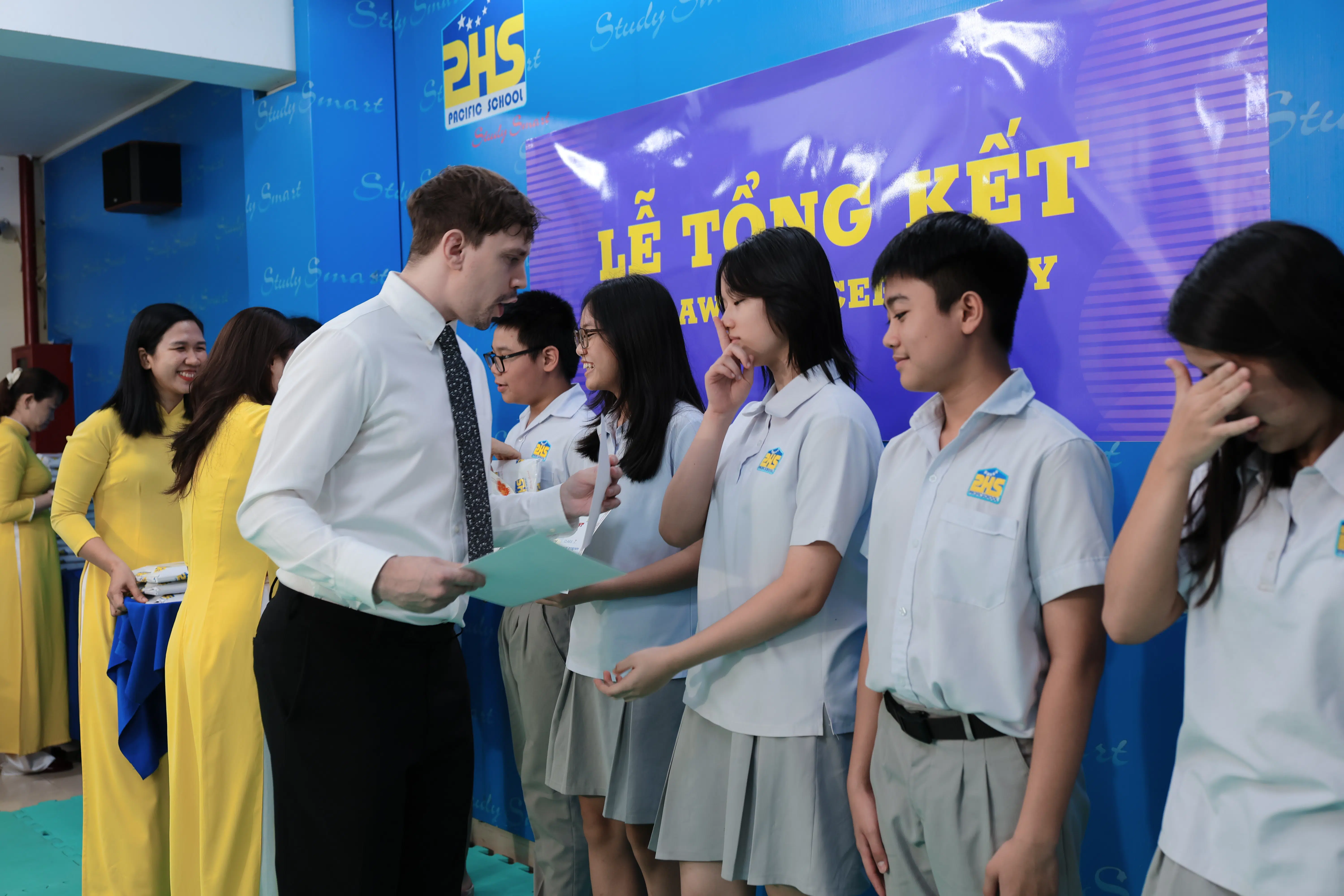 KHI NIỀM VUI NỞ HOA