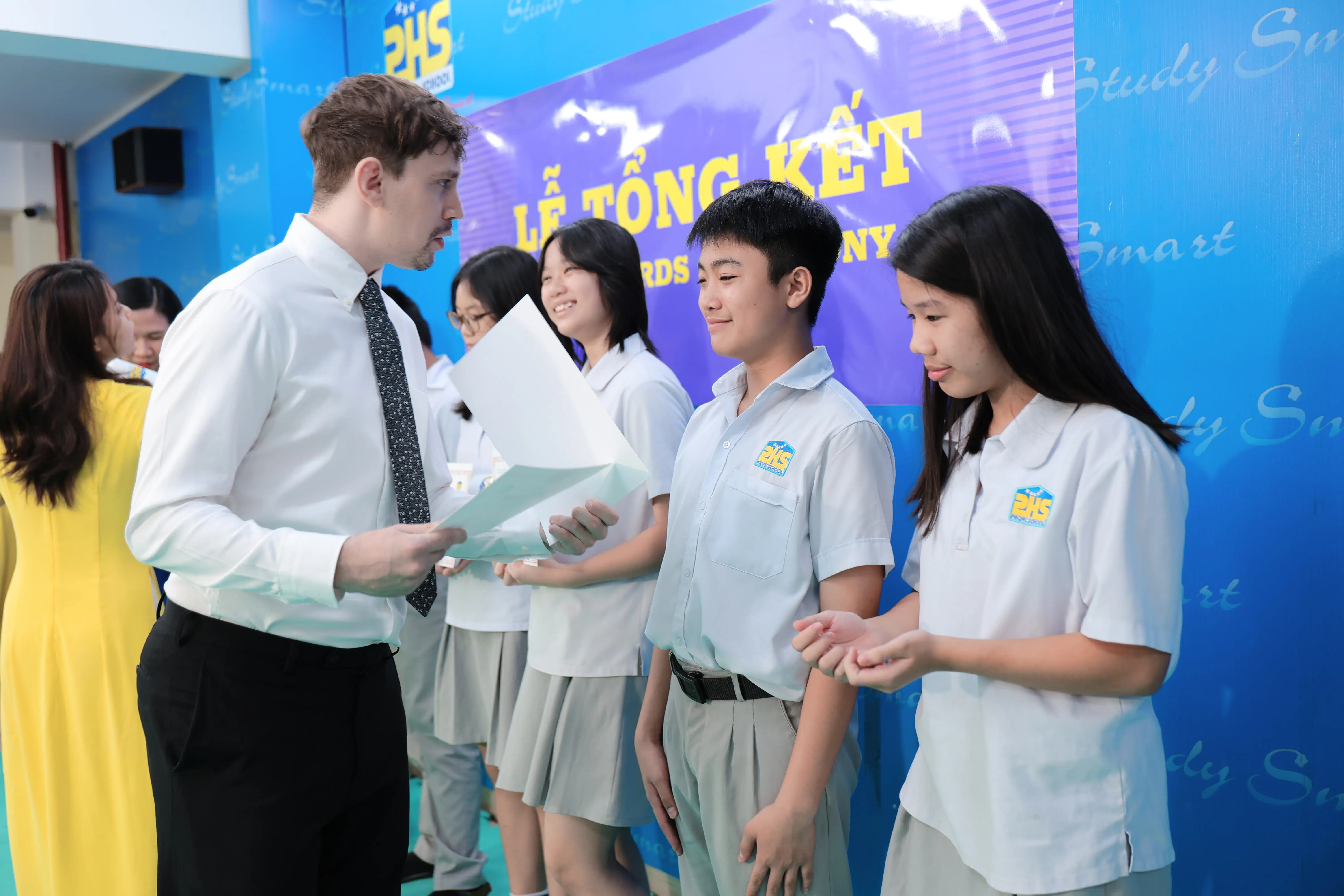 KHI NIỀM VUI NỞ HOA