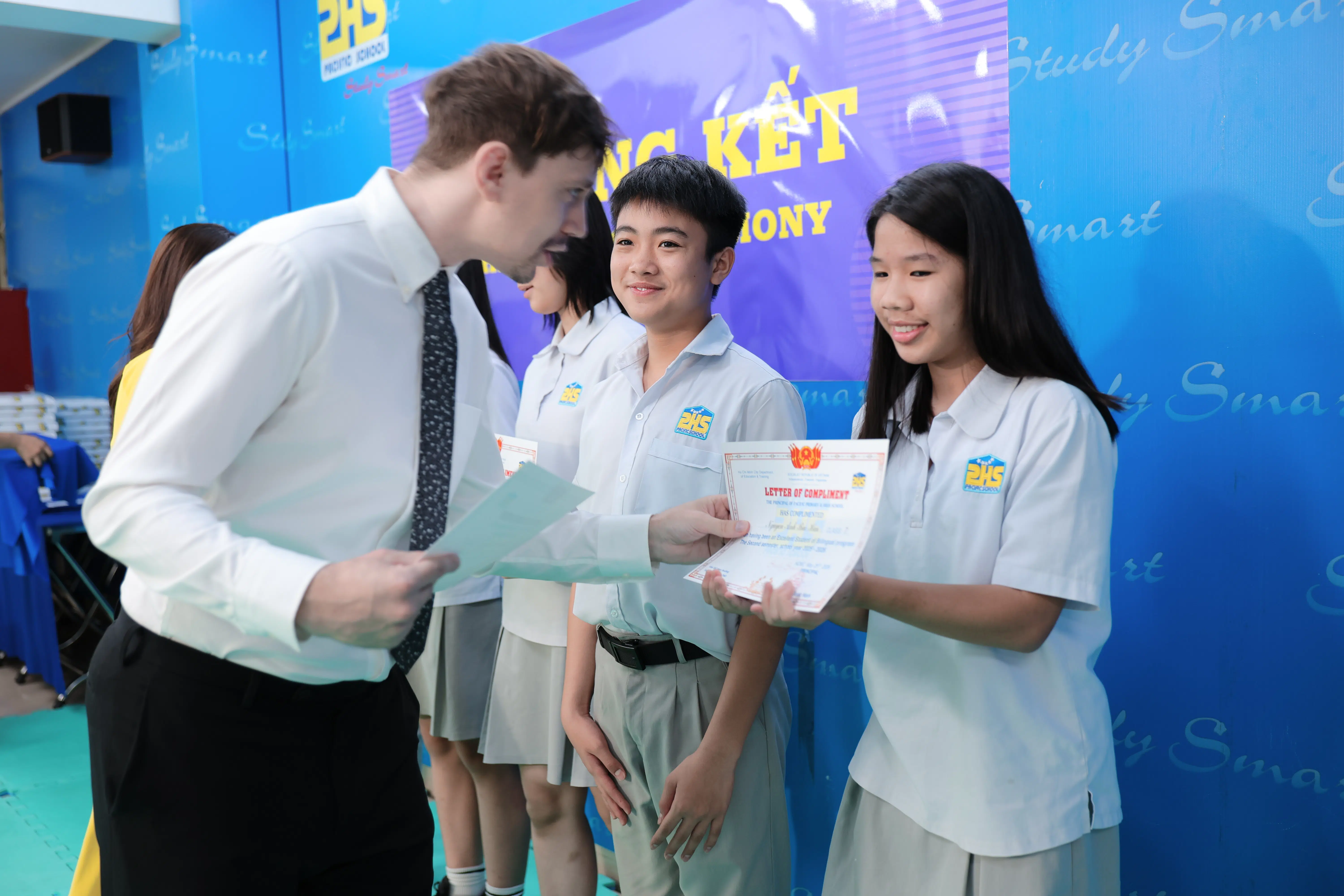 KHI NIỀM VUI NỞ HOA
