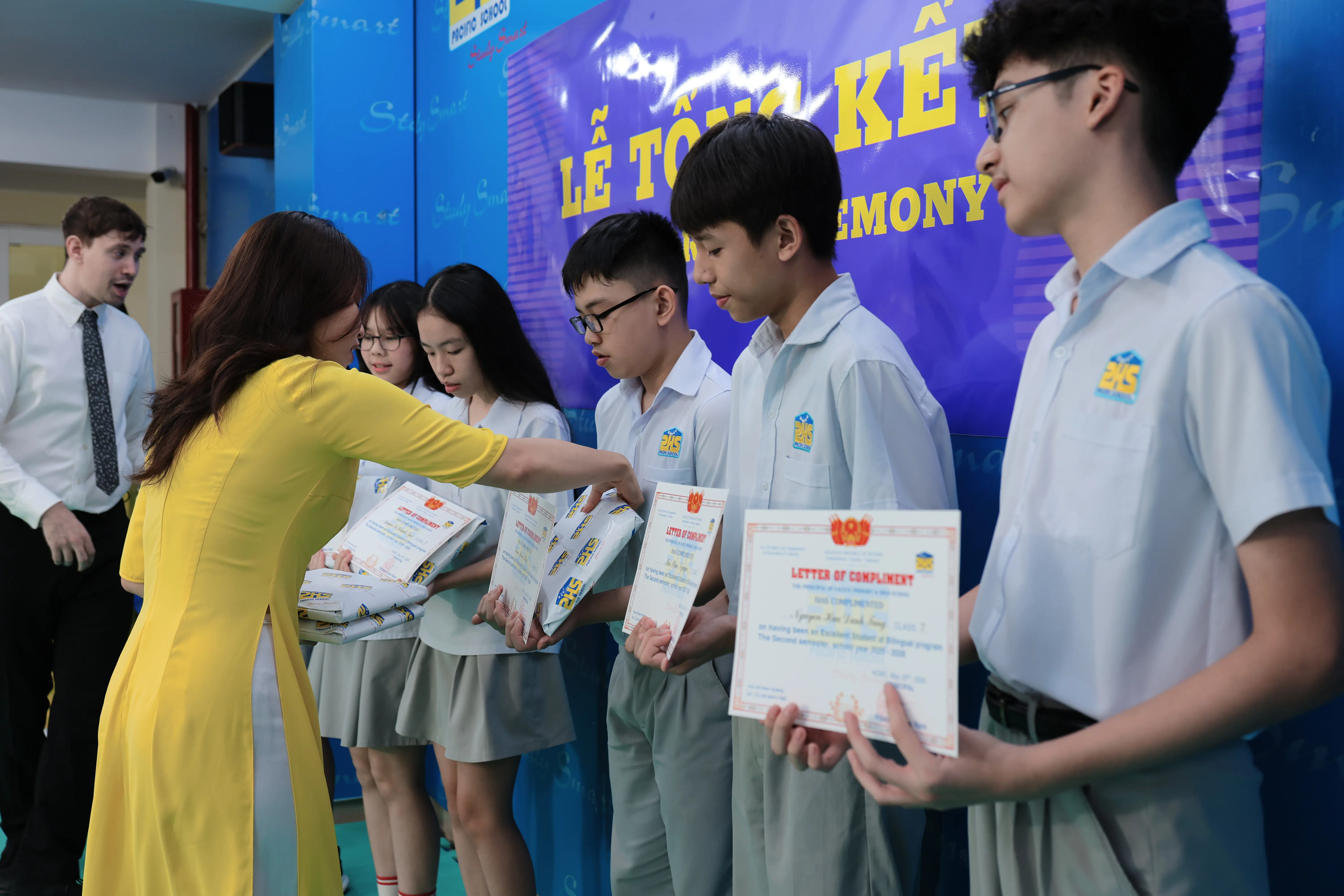 KHI NIỀM VUI NỞ HOA