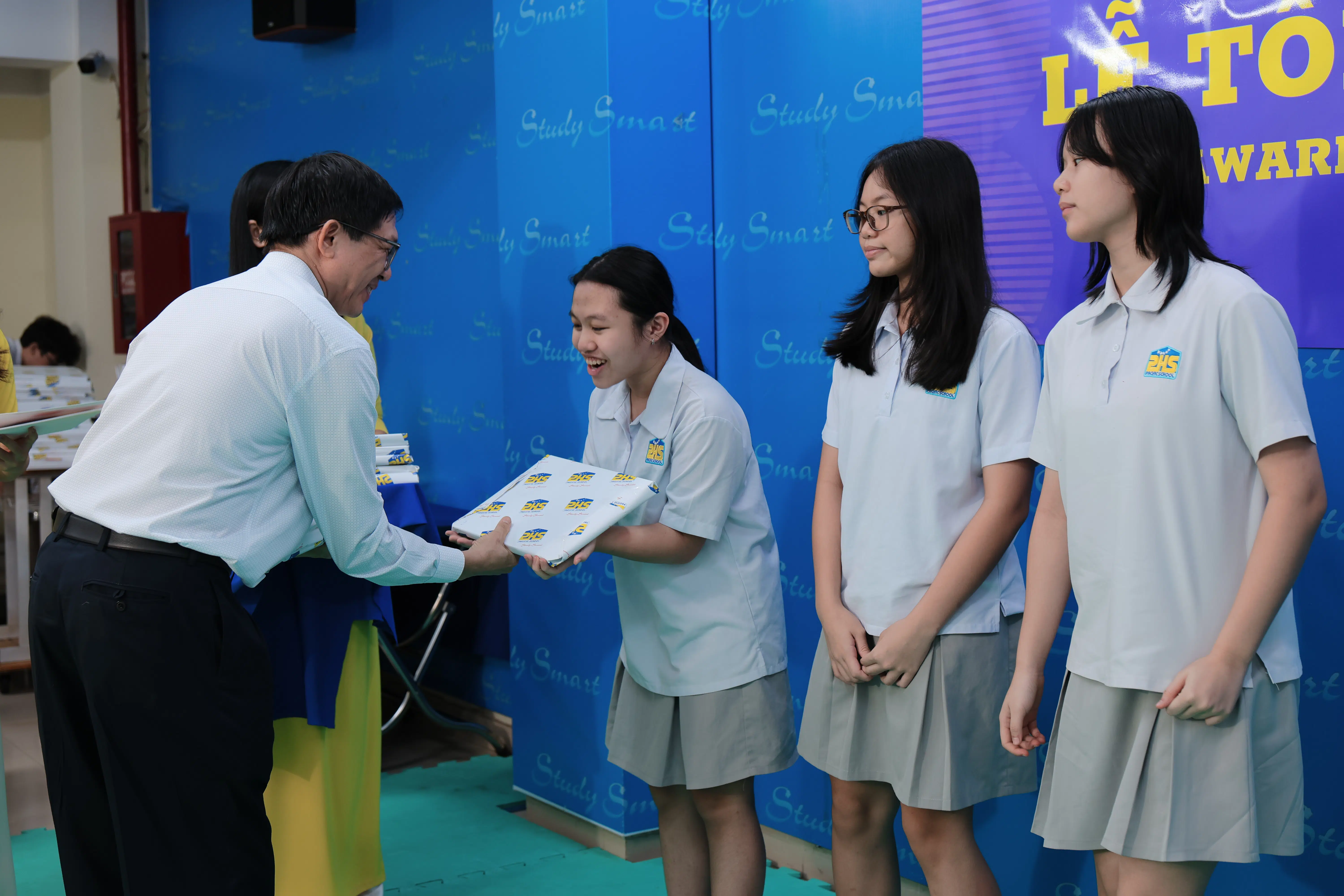 KHI NIỀM VUI NỞ HOA