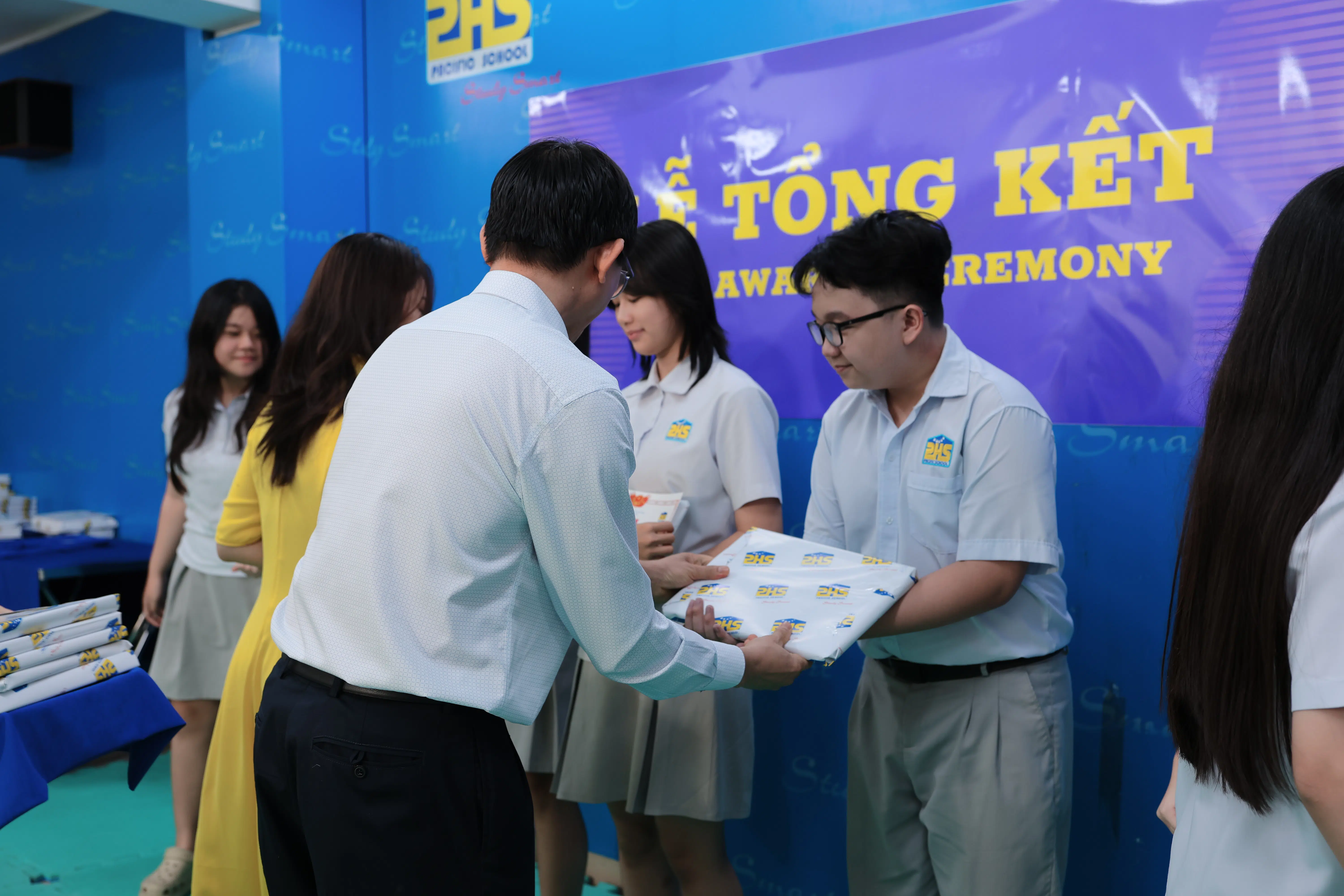 KHI NIỀM VUI NỞ HOA
