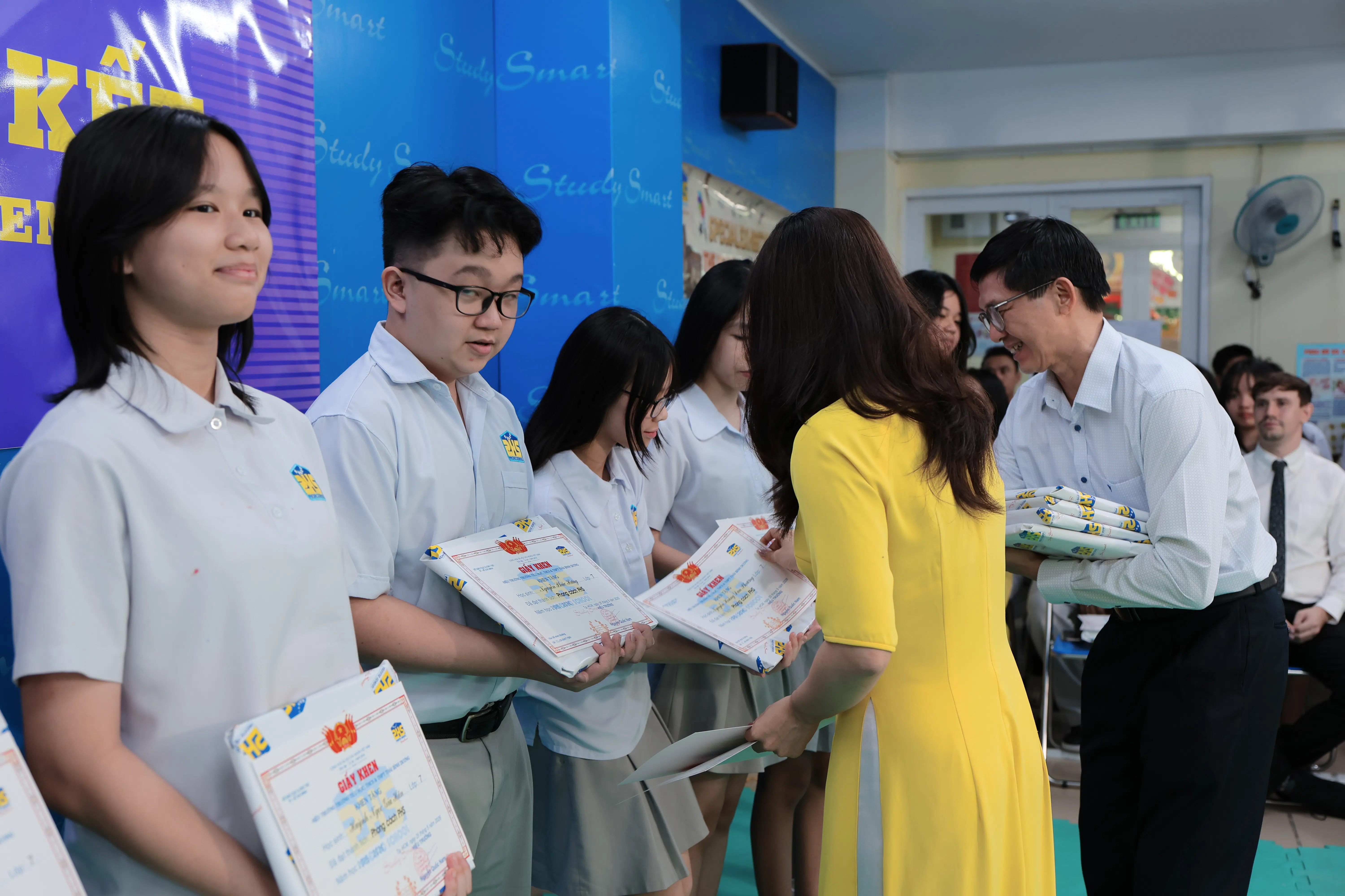 KHI NIỀM VUI NỞ HOA