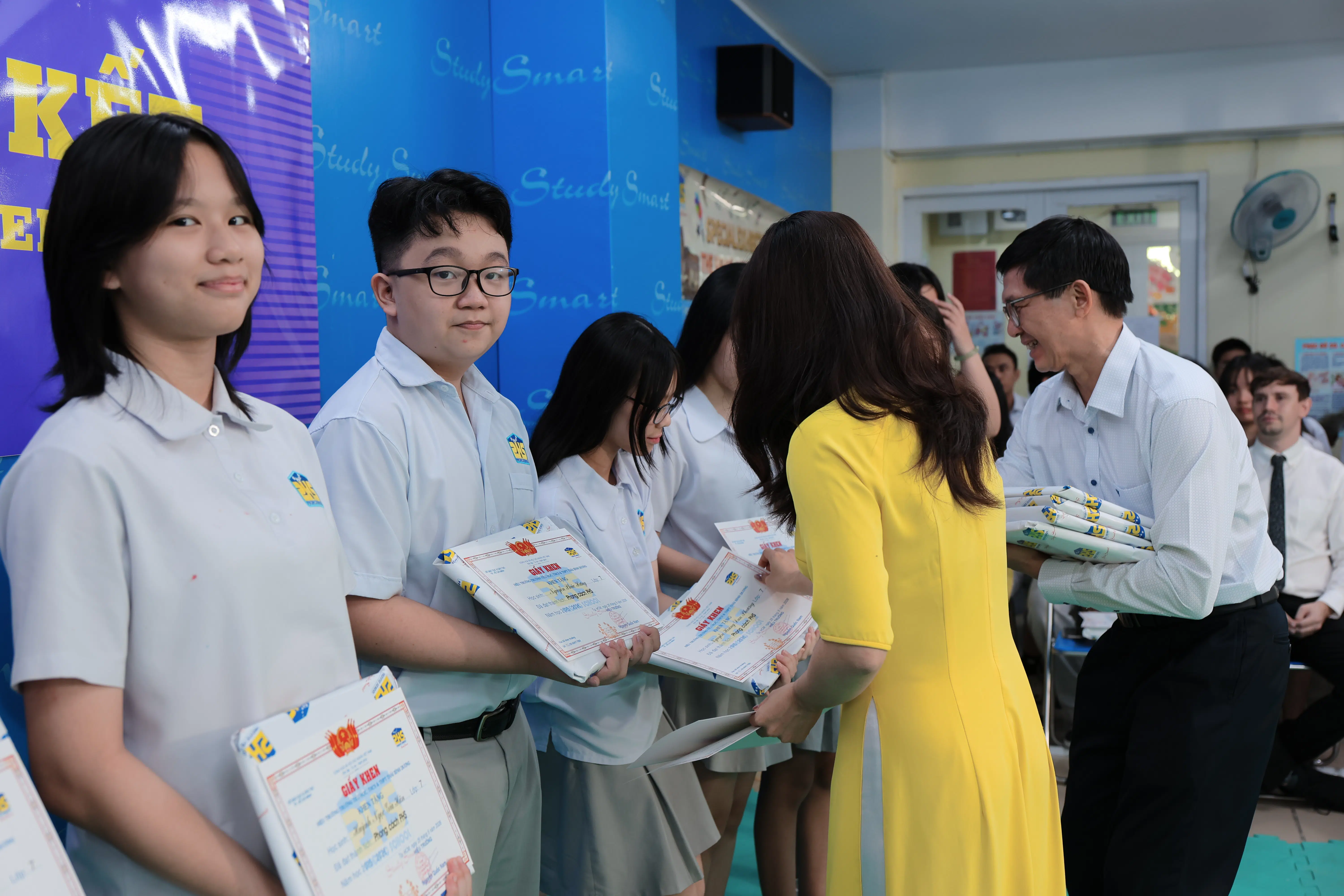 KHI NIỀM VUI NỞ HOA