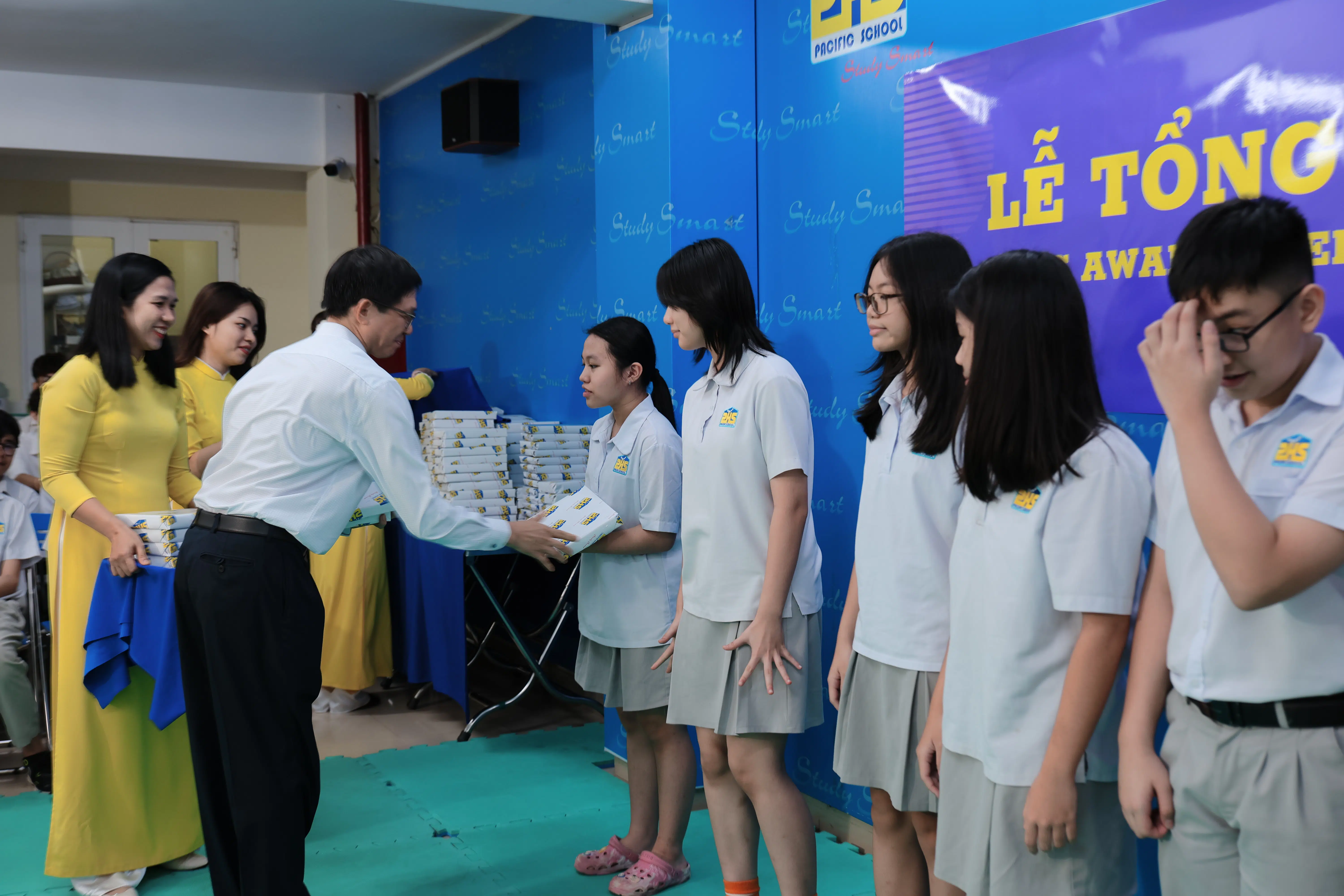 KHI NIỀM VUI NỞ HOA