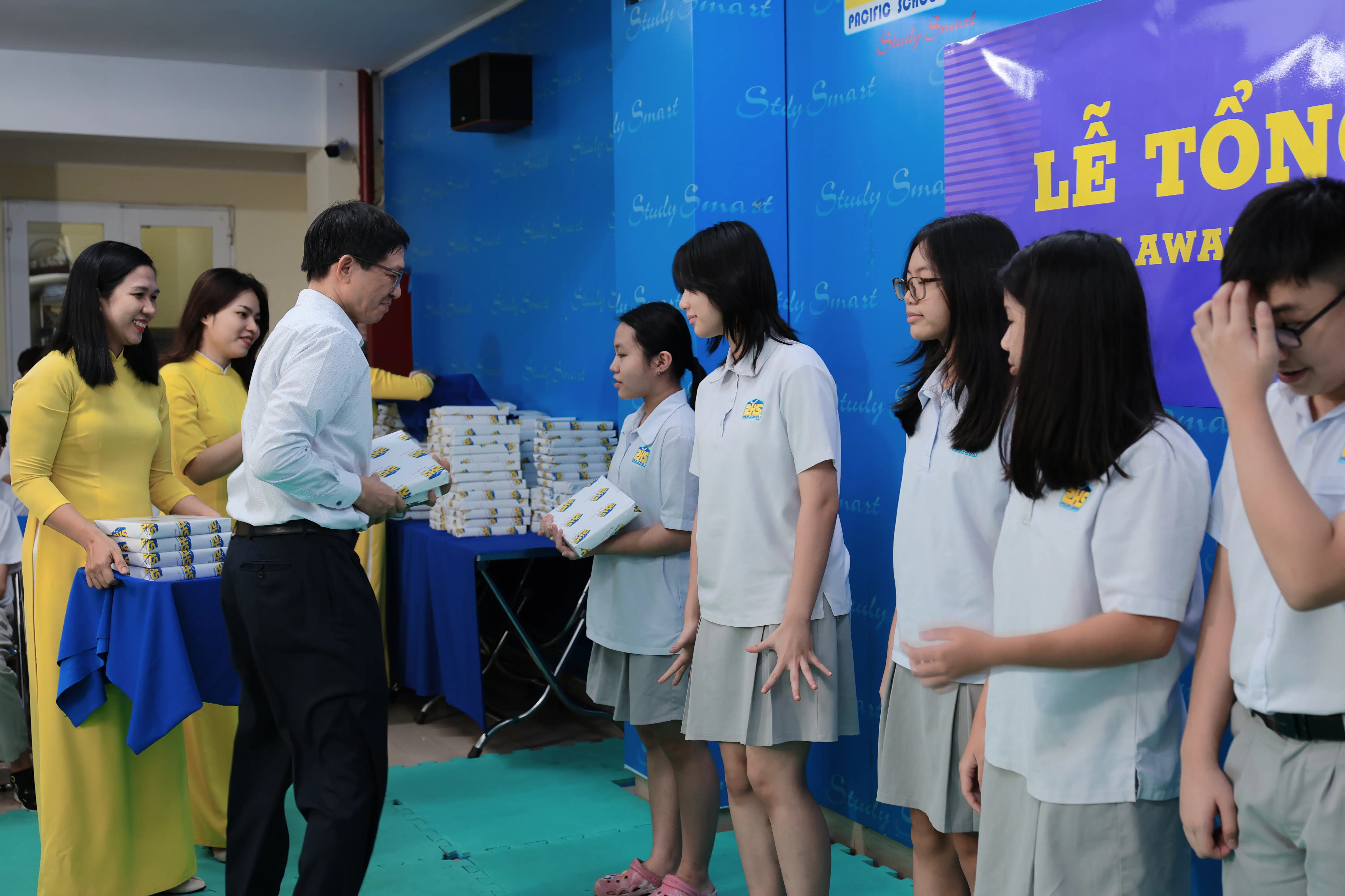 KHI NIỀM VUI NỞ HOA