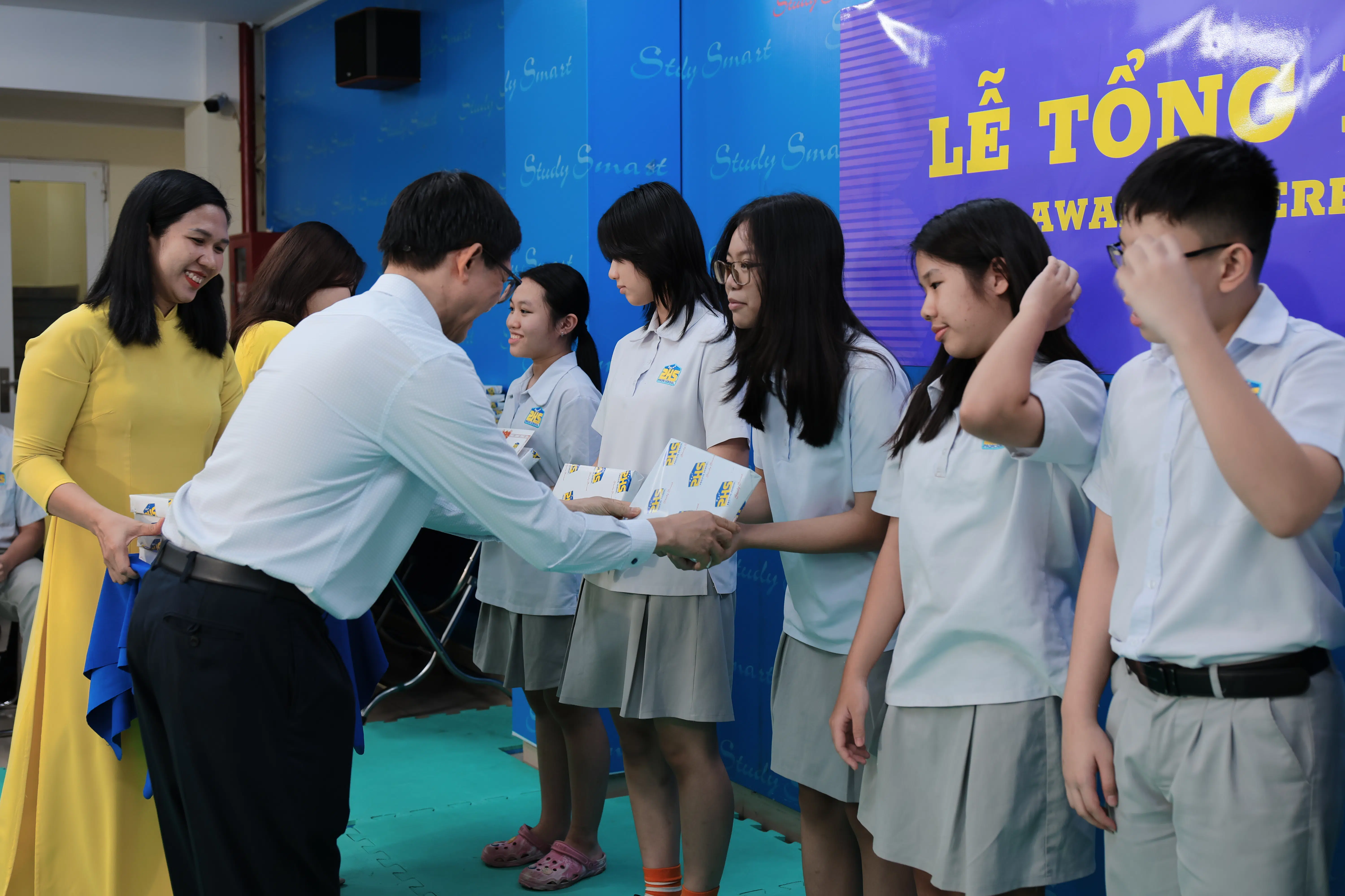 KHI NIỀM VUI NỞ HOA