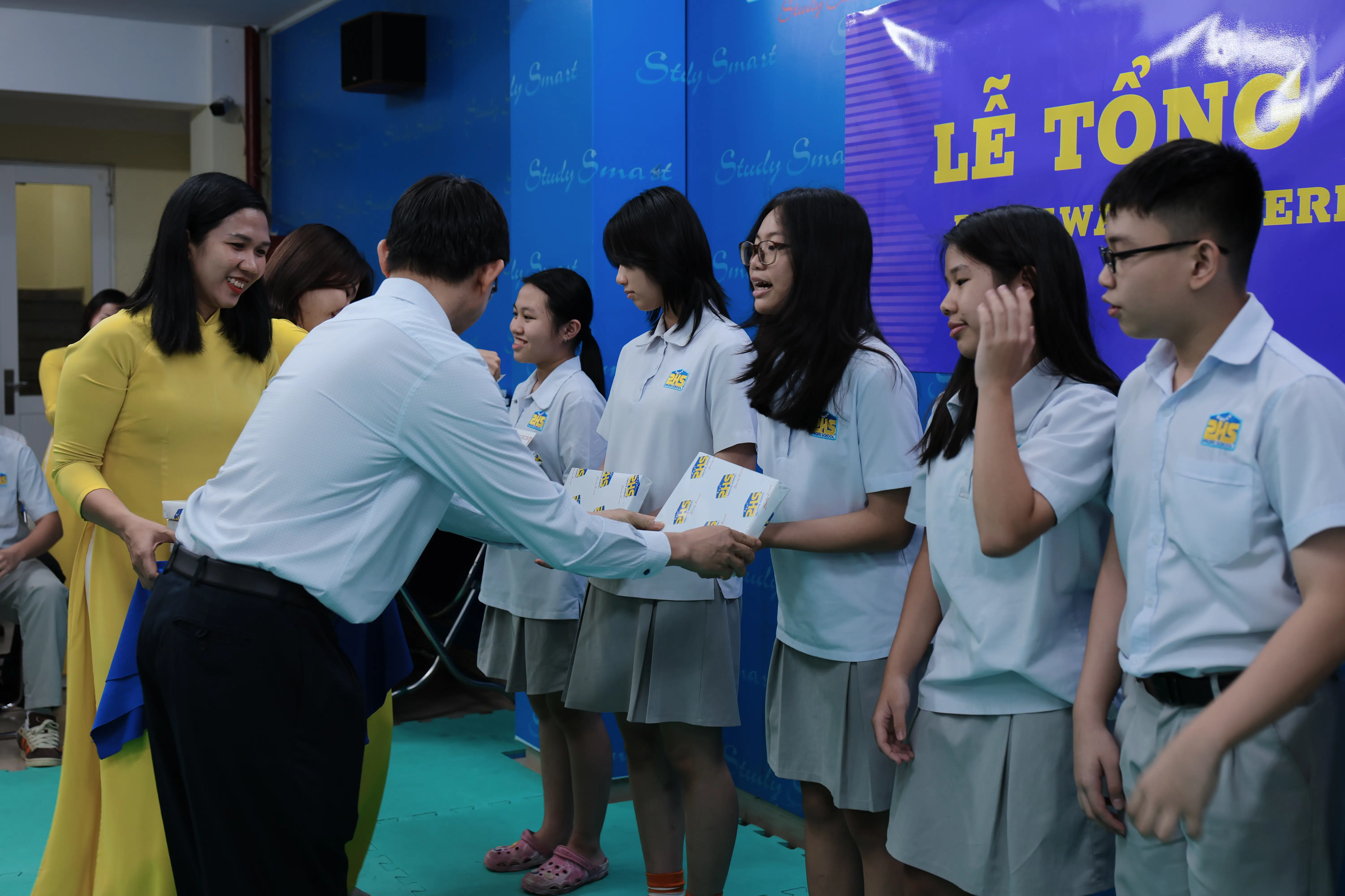 KHI NIỀM VUI NỞ HOA