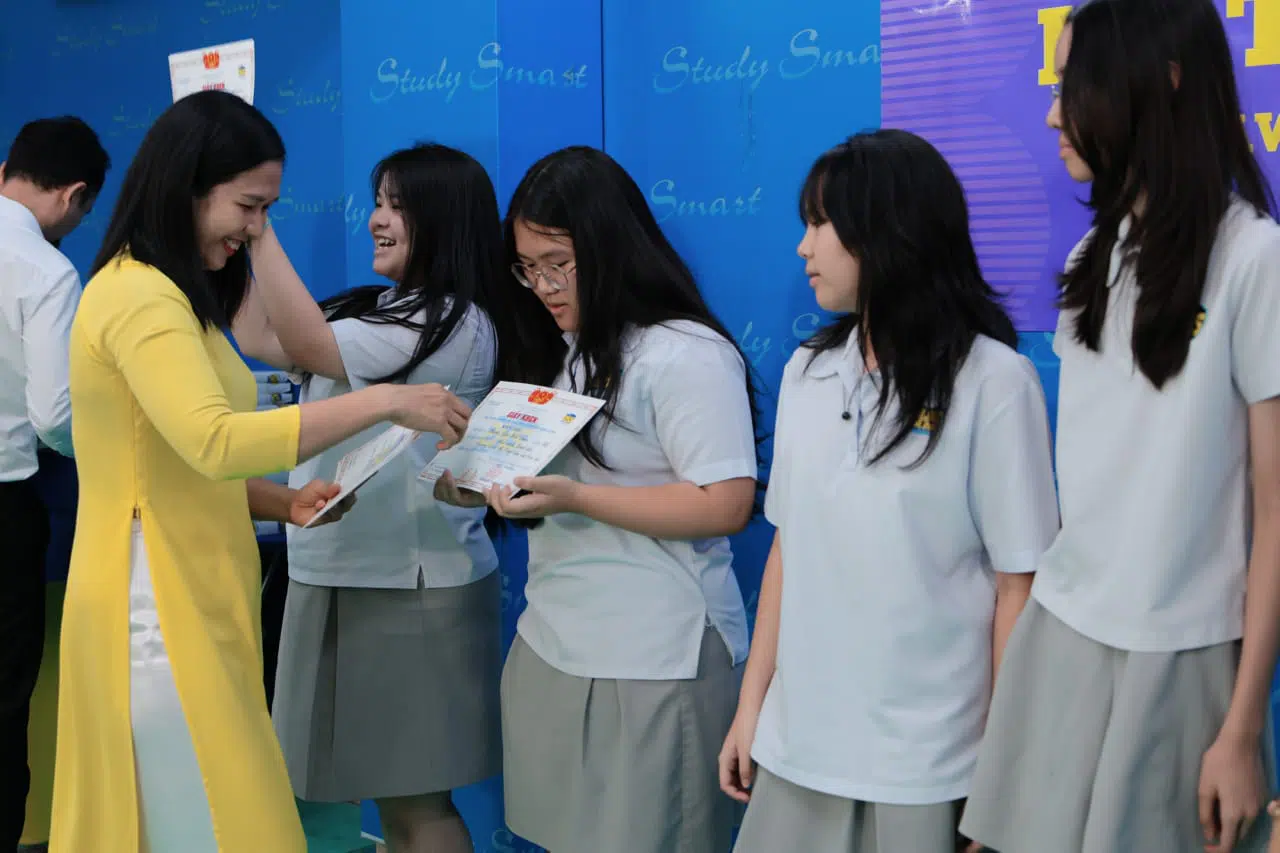 KHI NIỀM VUI NỞ HOA