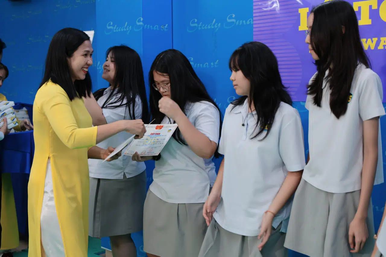 KHI NIỀM VUI NỞ HOA