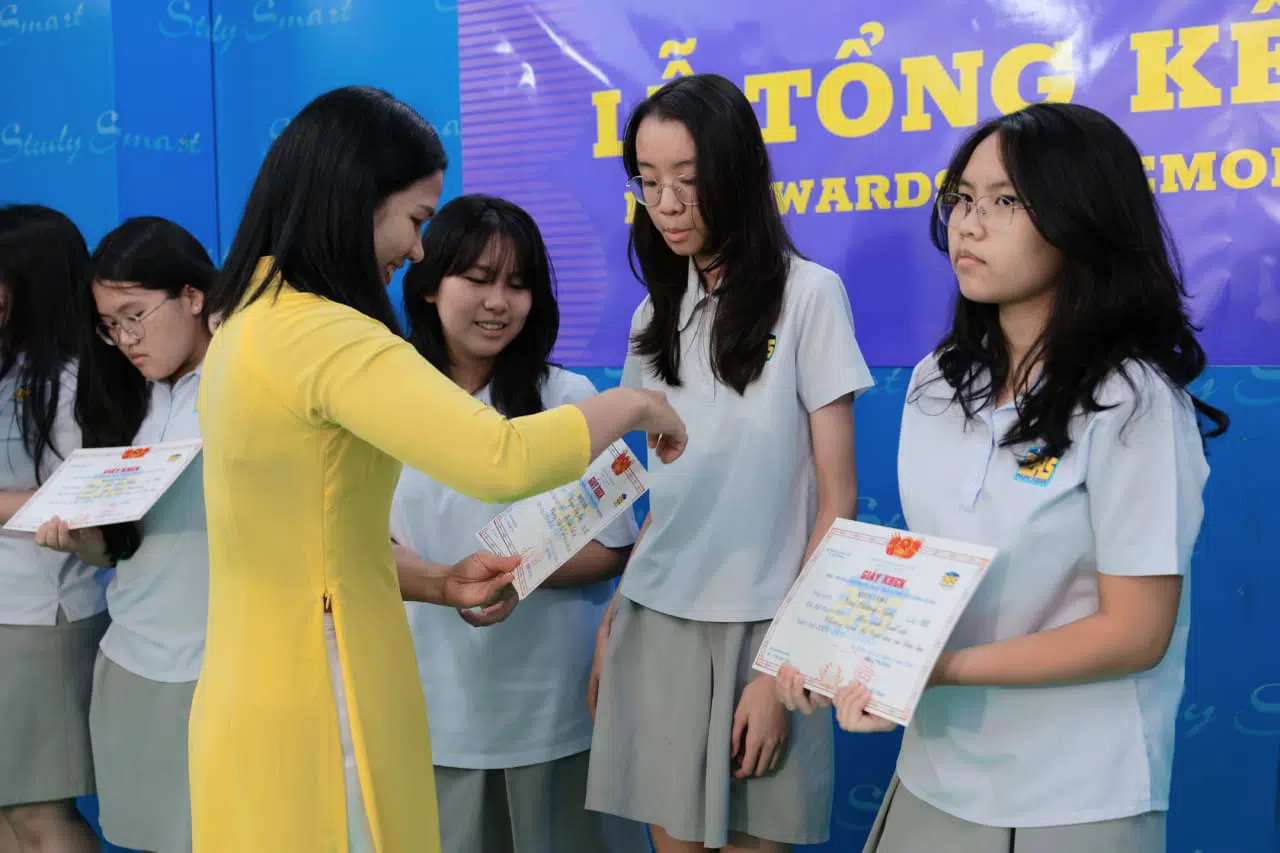 KHI NIỀM VUI NỞ HOA