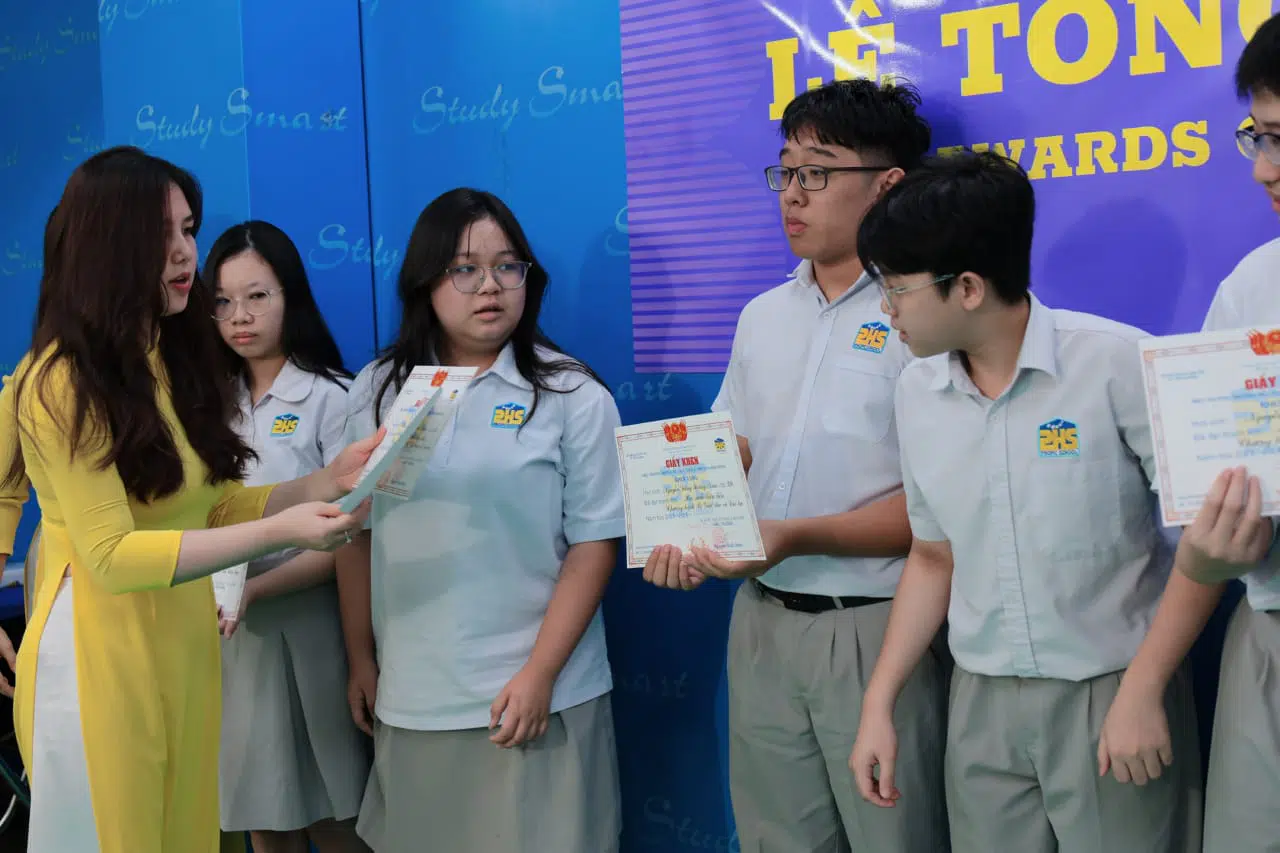 KHI NIỀM VUI NỞ HOA