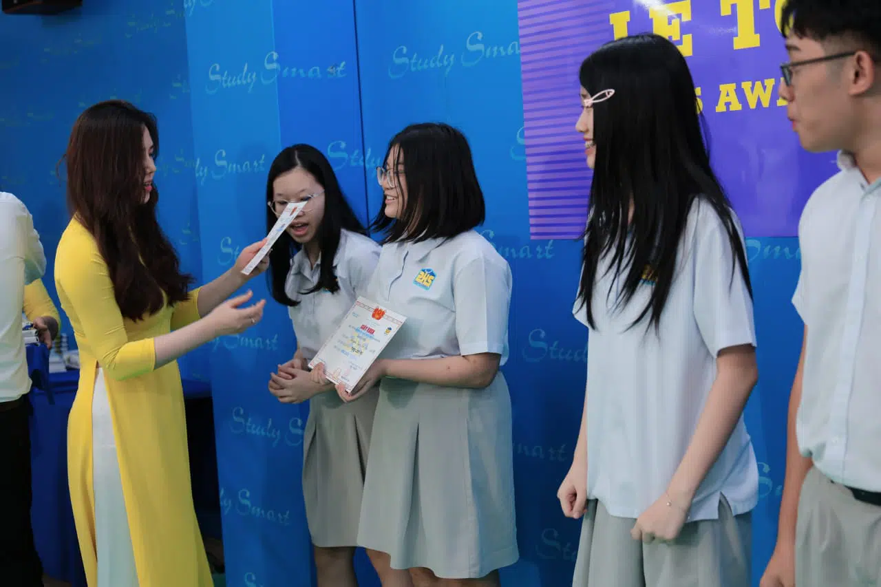 KHI NIỀM VUI NỞ HOA