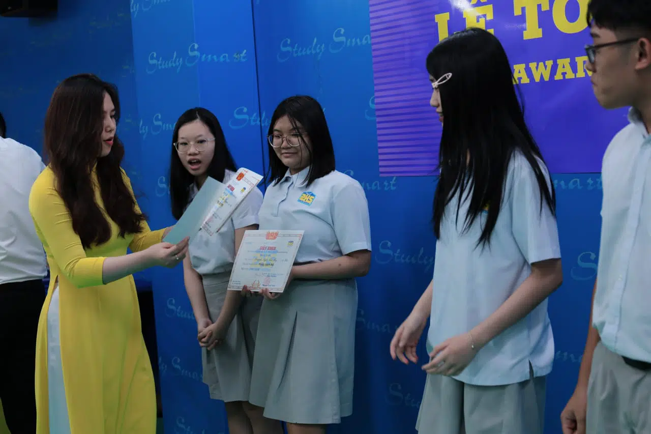 KHI NIỀM VUI NỞ HOA