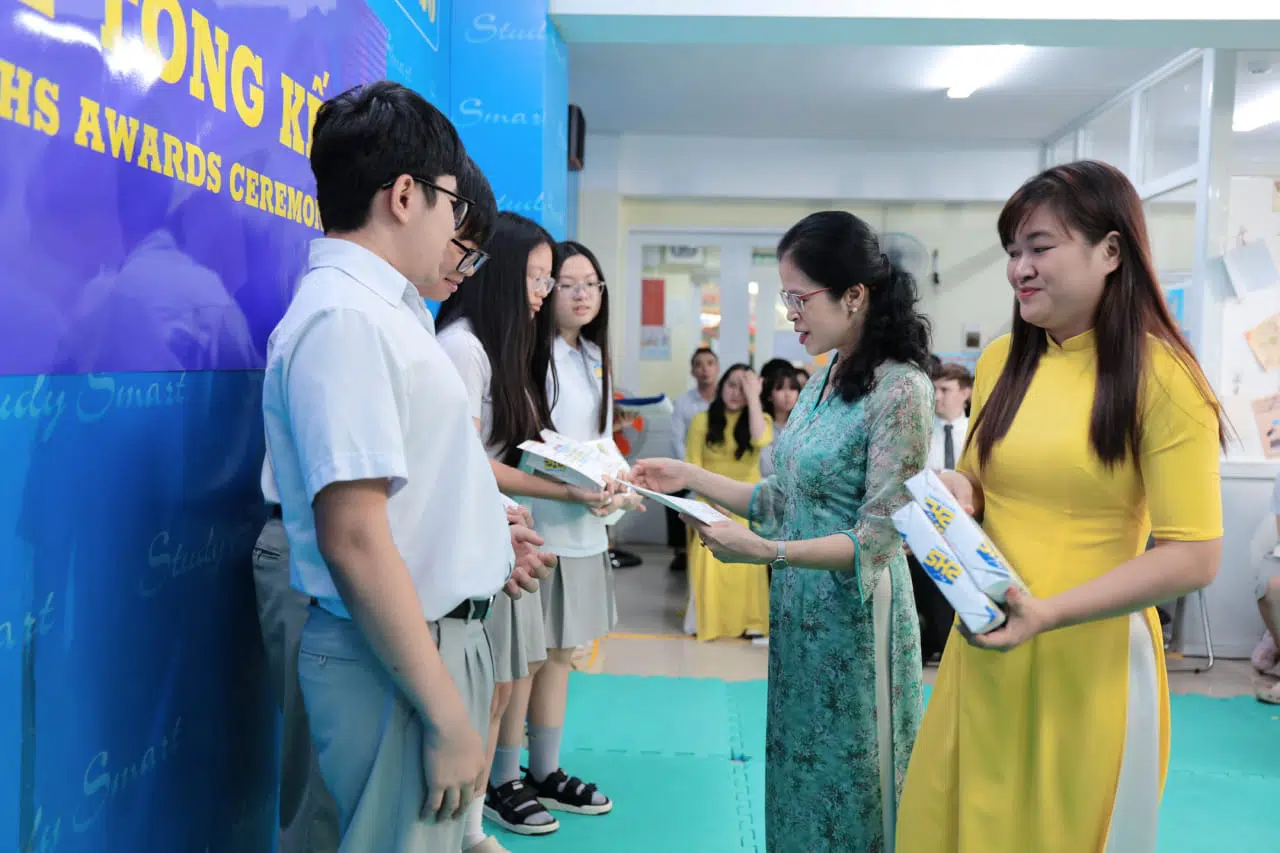KHI NIỀM VUI NỞ HOA