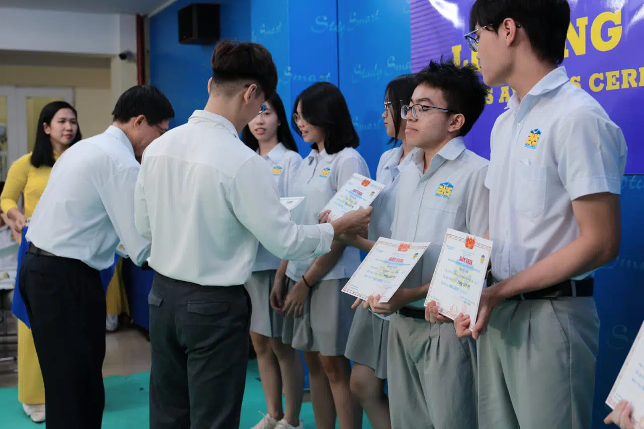 KHI NIỀM VUI NỞ HOA