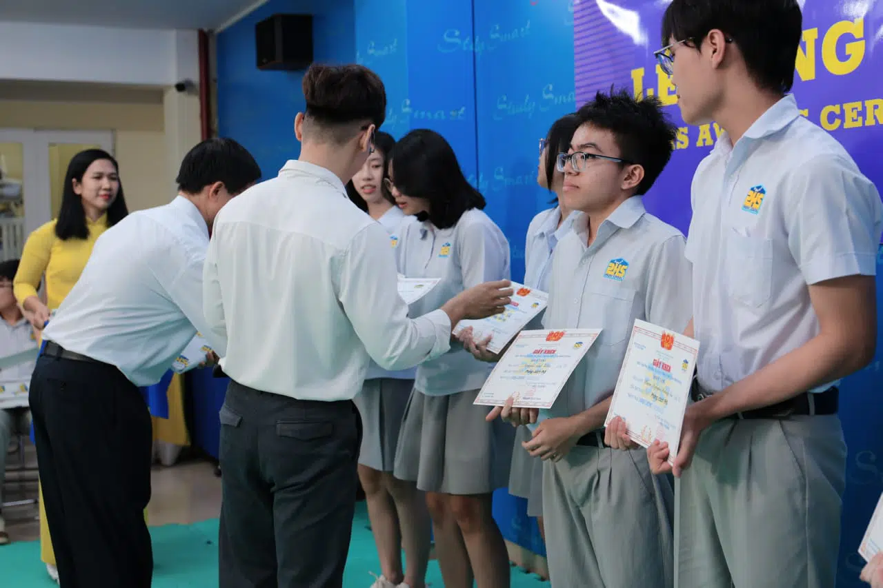 KHI NIỀM VUI NỞ HOA